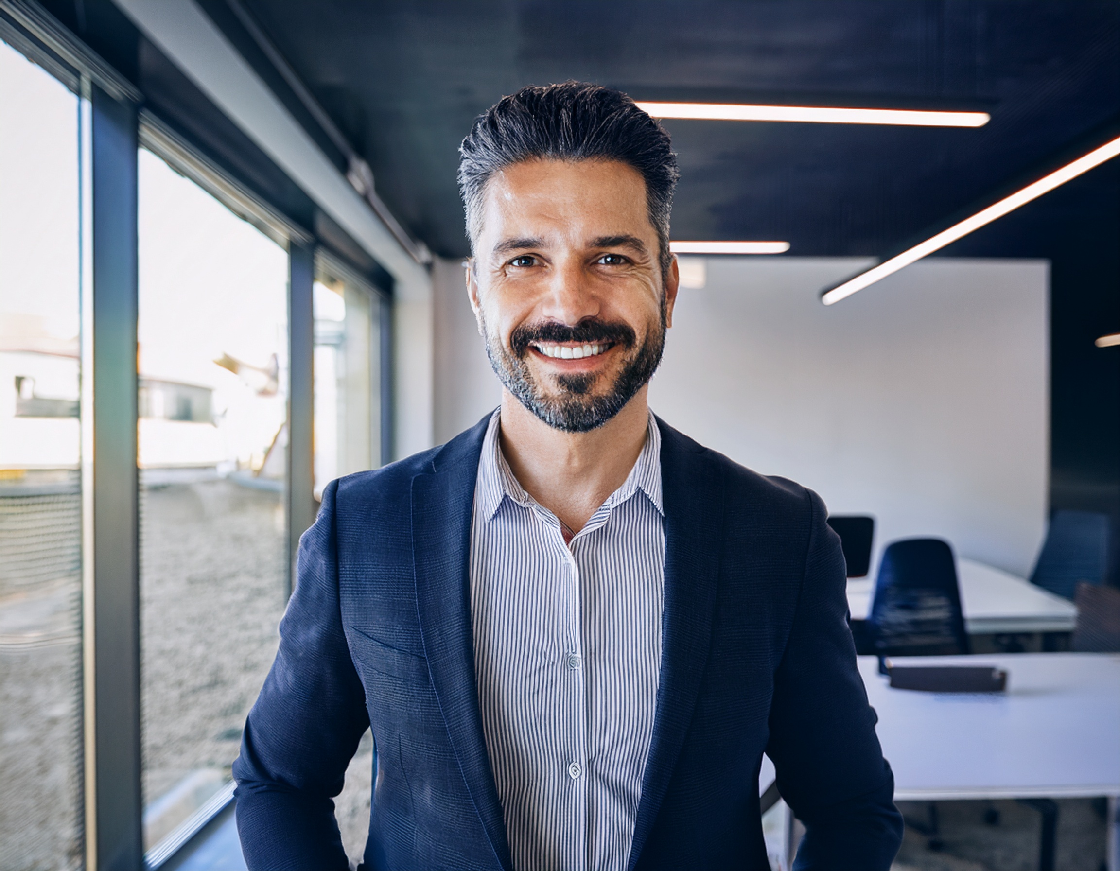 Ein freundlicher, mittelalter Mann in professioneller Kleidung