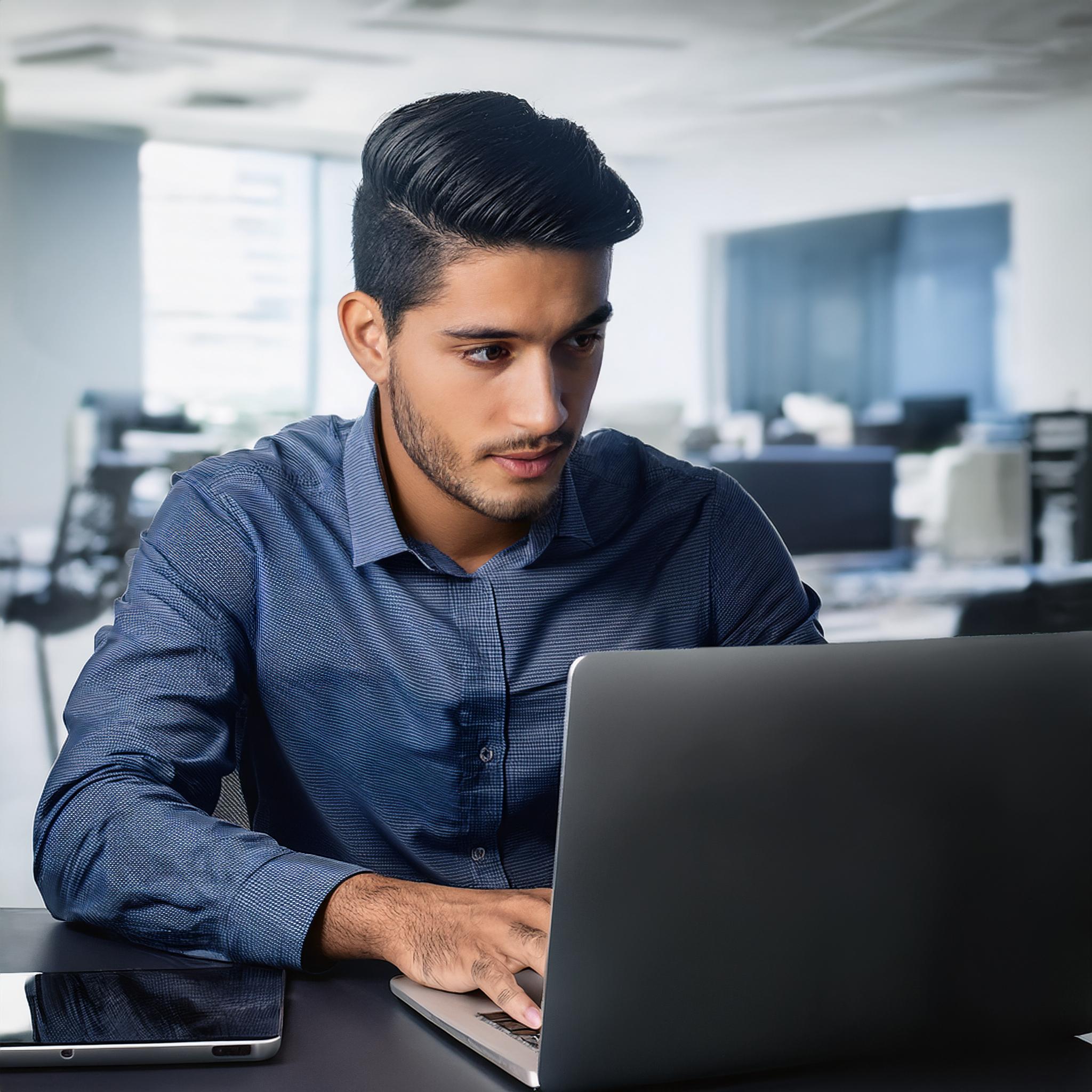 Ein konzentrierter, junger Mann mit einem ernsthaften Ausdruck in einem Büro