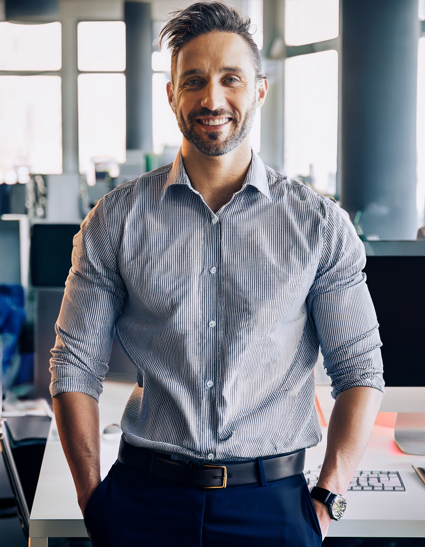 Eine lächelnde, junge Frau in einem geschäftlichen Umfeld